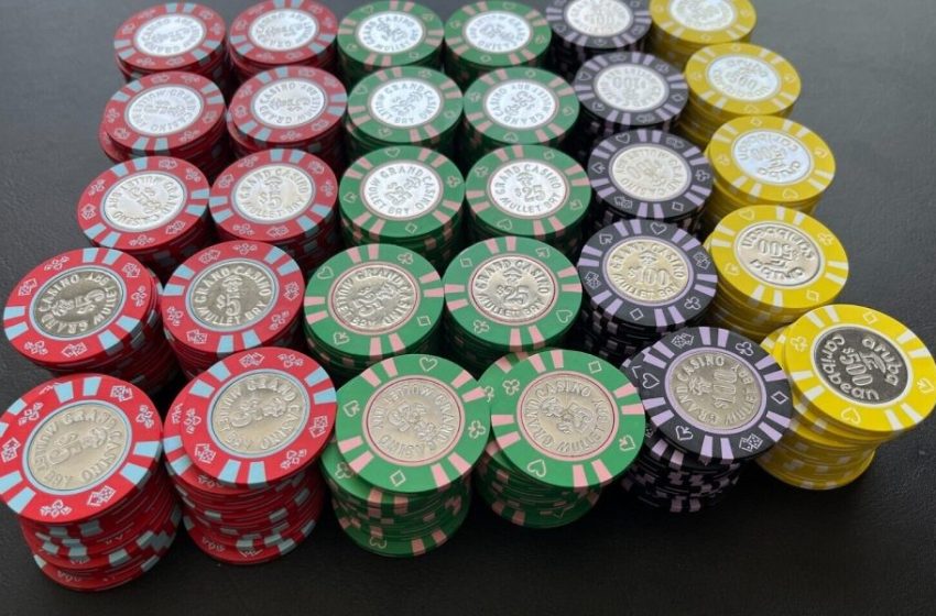  How do online baccarat tables manage simultaneous players?